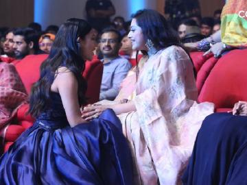 Meena gets Priceless Pearl of Tamil Cinema at Galatta Wonder Women Awards 2019